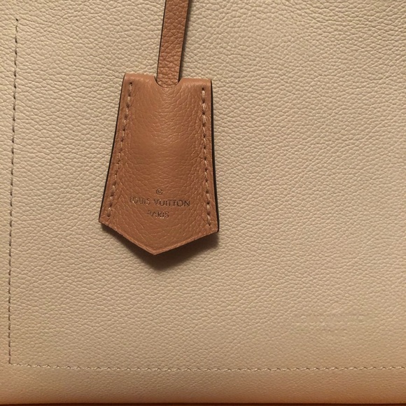 ✨Gorgeous Louis Vuttion LockMe Day Tote✨ - Picture 6 of 12